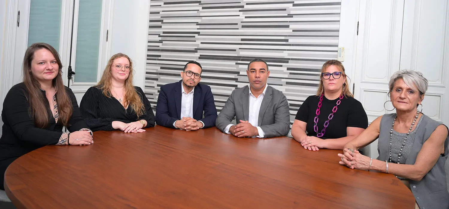 L’équipe du cabinet AARPI CCPS réunie autour de la table de réunion